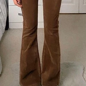 Manchesterbyxor  - Säljer dessa sjukt snygga flared Manchesterbyxor som är bruna! Dom säljs pga ingen användning. Vet tyvärr inte storleken men skulle tippa på 26/27?      Skriv privat om frågor!😊🤍