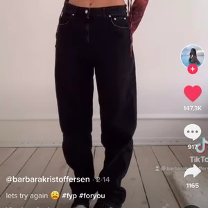 Slutsålda lågmidjade jeans från bershka - Säljer nu dessa extremt snygga lågmidjade jeans från bershka som jag precis fick hem.. anledningen är att de var lite för korta för mig som är nästan 175cm och är för lat för att skicka tillbaka🥲.. de är helt slutsålda på hemsidan så passa på😜