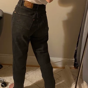 Levi’s  - sjukt snygga Levi’s jeans i modellen 901 som är lite grå/svarta, det är strl w31 l32, som nästa kommer ned till golvet på mig som är 173. Köpt på humana second hand! Köparen står för frakt! 
