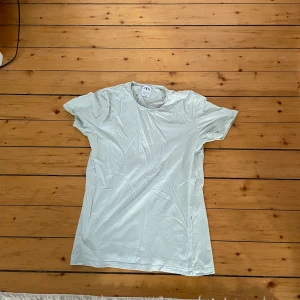 Tandkrämsgrön t-shirt - Stl S från Zara