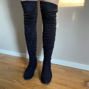 Lårhöga stövlar - Lårhöga stövlar i storlek 39. Har en liten slits vid innersida av båda lår. Helt oanvända 👠