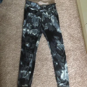 Spräckliga träningstights - Spräckliga träningstights från HM med perfekt passform. Stl 36/38, S. 