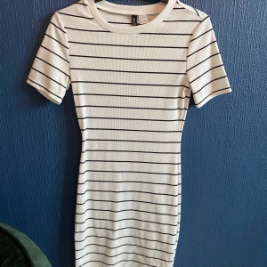 Klänning - Randig figurklänning. Sitter tajt och följder kroppens former fint. Jag köpte den för 349kr men säljer den för 170kr😍