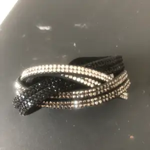 Armband med svarta och silverstenar 