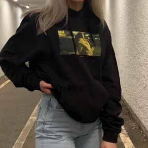 Hoodie - Säljer denna fina hoodien från Stay som är köpt på carlings! Jag har vanligtvis Xs och på första bilden ser ni hur den sitter på mig. Superfin och endast använd en gång, säljs då de var ett impulsköp och jag inte får användning av den💕💕nypris 500