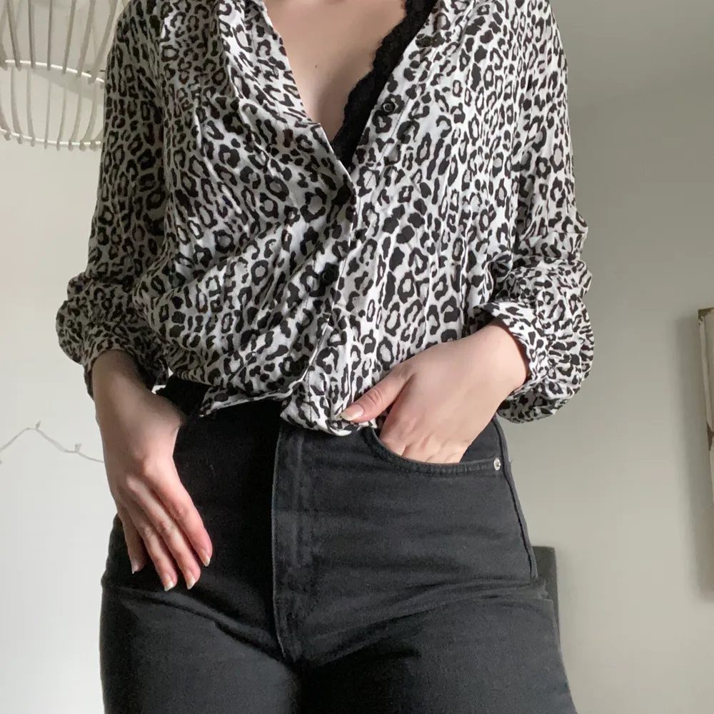Vit och svart leopardskjorta/blus från Na-kd. Är i en storlek 32, men är lite större så passar upp till 36. Alltid villig att diskutera pris🥰. Blusar.