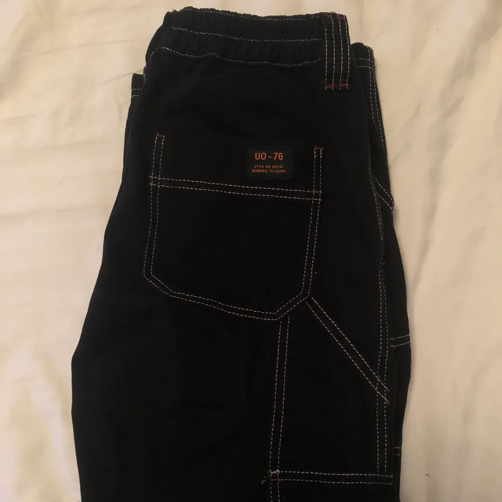 Supersnygga svarta skate jeans med rött draktryck bak på ett ben! Dem är i nyskick och säljes endast pga att dem inte kommer till användning. Köparen står för frakten 💜💜. Jeans & Byxor.