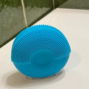 Facial cleansing brush - En elektrisk vibrerande ansiktsrengörare, lik foreo. Orginalpris ca 300. Använd en gång, laddare ingår! Kontakta för mer info. Frakten ingår :)