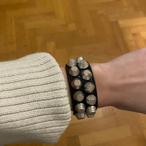 Balenciaga armband - Ett jättefint svart armband från Balenciaga i bra skick men som har rostat lite längst upp. Kvitto och låda finns! Priset kan diskuteras vid snabbt köp.