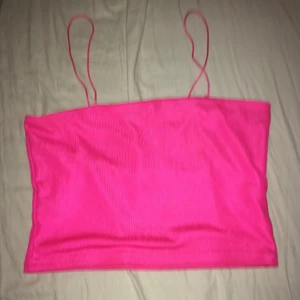 NEONTOP - Köpt på Gina Tricot förra sommaren, hur fin som helst och varit en stor favorit. Jätteskönt material som nylon skulle jag ville säga. Stretchig och bekväm.