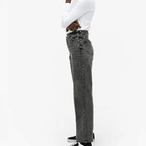 De är helt nya har bara haft på mig dom typ 1h. Säljer dom för att dom inte passa så bra på mig✨.         ”Taiki straight leg black jeans” pris 300kr+30kr frakt  storlek 32