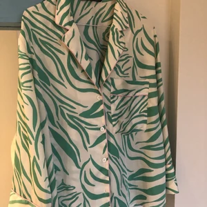 Grön zebrarandig Pyjamas inspirerad skjorta från Zara - Den är enbart använd 2-3 gånger och mycket bra skick:) strl:S