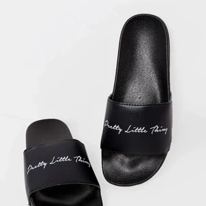 Pretty Little Thing Tofflor - Helt nya PLT tofflor i storlek 37 ( 4 på hemsidan ). Aldrig använda pågrund av för liten storlek. Pris kan diskuteras.