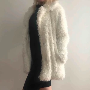 Fuskpäls jacka  - Otroligt skön & varm fake-päls från Junkyard. Väl använd och saknar en knapp. Oversized! Storlek S men passar även om du har M/L. Säljes pga flytt.  Frakt tillkommer 🚚