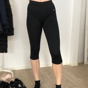 Trekvartslånga träningstights  - Sköna trekvartslånga träningstights från Reebok! Väl använda men bra skick! Frakt tillkommer 🚚  Säljes pga flytt! 