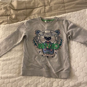 Kenzo Sweatshirt  - Kenzo sweatshirt i nyskick, använd Max 2 gånger. Måste sälja pga för liten storlek! Storleken är XS. Super fin och funkar att använda året om! Nypriset är va 1600kr