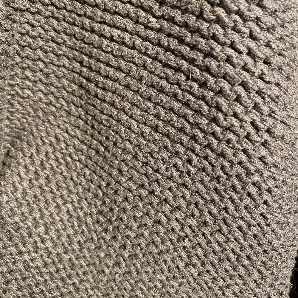 Mörkblå chunky knit zip cardi från Filippa K. Roseguldfärgad dragkedja. . Stickat.