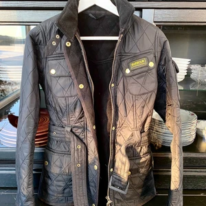 Barbour jacka  - Superfin Barbour jacka i nyskick🎉  Säljes på grund av att det inte är min stil längre. Bud ifrån 500kr. 
