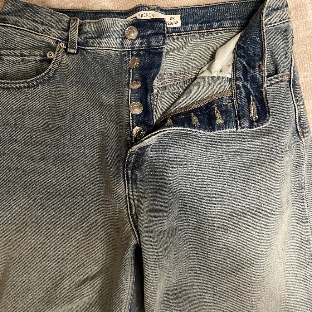 Snygga oanvända jeans som jag säljer eftersom de sitter lite tajt i låren på mig och hann inte skicka tillbaka dem. De är nästan helt slutsålda på Asos hemsida och nypris var 429kr. Hör av er till mig privat om ni har några frågor. Utgångspris 300kr+ frakt men det kan diskuteras. Första bilderna är lånade. ☺️. Jeans & Byxor.