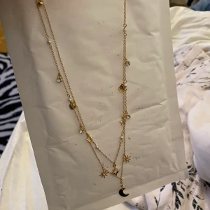 Halsband från NA-KD - Aldrig använt. Vet ej nypris. Kan fraktas, mot att köparen står för fraktkostnaden 💗