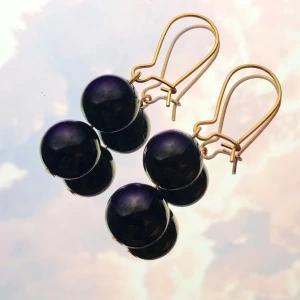 Obsidian - örhängen  - Små dainty, handgjorda örhängen 