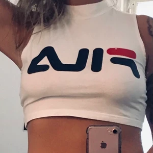 Fila croptop med turtleneck  - Knappt använd, inga fläckar eller dyl. Sjukt sexig & bekväm men kmr aldrig till användning..