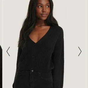 Kofta - Jätte snygg och mysig kofta från nakd, rätt står i storleken så passar absolut en s! Hör gärna av dig för fler bilder. Kan fraktas mot fraktkostnad (79kr) eller mötas upp i Kungsbacka💞