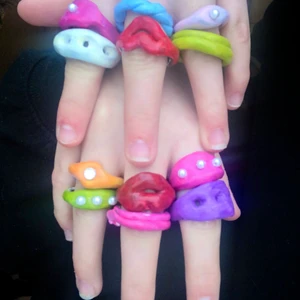 Ringar - Hej! Jag gör såna här ringar! Ni får välja hur dom ska se ut och vilken färg ni vill ha! Man får också välja om man vill ha pärlor eller små diamanter på! Priset varierar. Kontakta mig om ni vill ha !