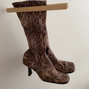 Vintage Snakeprint sockboots - Ännu ett par skitcoola vintage sockboots!! Dessa har fyrkantig tå, kommer upp under knäna och är i fint skick! Budgivning sker om flera är intresserade! Frakt tillkommer ✨💕