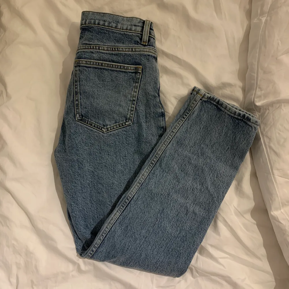 Säljer dessa jätte fina jeans som endast är använda en gång . Jeans & Byxor.