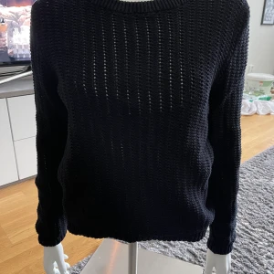 Stickad tröja - Stickad tröja i bra skick från märket objekt i stl s