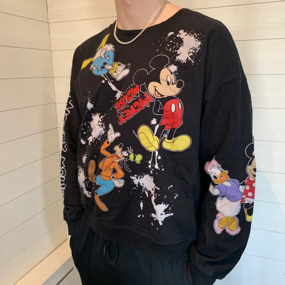 Cool sweatshirt med Mickey Mouse tryck  säljer pågrund av att den inte längre kommer till användning. . Tröjor & Koftor.
