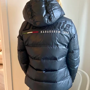 Dolomite jacka - Säljer denna svin coola svarta dolomite jacka. Fint skick! Storlek S. Kan användas till vardags eller som skidjacka. Inne i jackan står det ett ”v” på lappen där man skriver sitt namn. Ställ gärna frågor eller om ni vill ha fler bilder💕