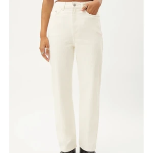 Row Weekday  - Säljer mina superfina vita Row jeans från Weekday! Säljer då de är för små. Superfint skick då de har använts varsamt🌸 Köparen står för frakten✨ Frakt: 45kr (ej spårbart) eller 66kr (spårbart)