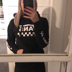 Vans hoodie  - Säljer nu min super snygga Vans hoodie då den inte kommer till användning längre. Den är i mycket bra skick och frakten ingår i priset💞