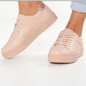 Skor - Här har vi ett par jättefina ljusrosa skor med glitter bak. Storleken på dessa är 37 och orginalpriset är  754kr. Om flera är intresserade får ni gärna buda🥰 Har gått ner i pris mer än 50 % och är använda ca 5 gånger.