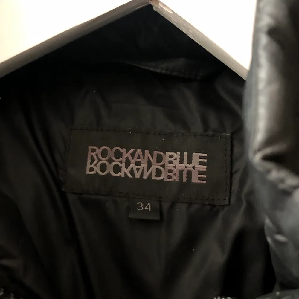 Svart rock and blue jacka i nyskickz kort modell med svart logga på sidan och äkta pls! Skickas med spårbar frakt. Jackor.