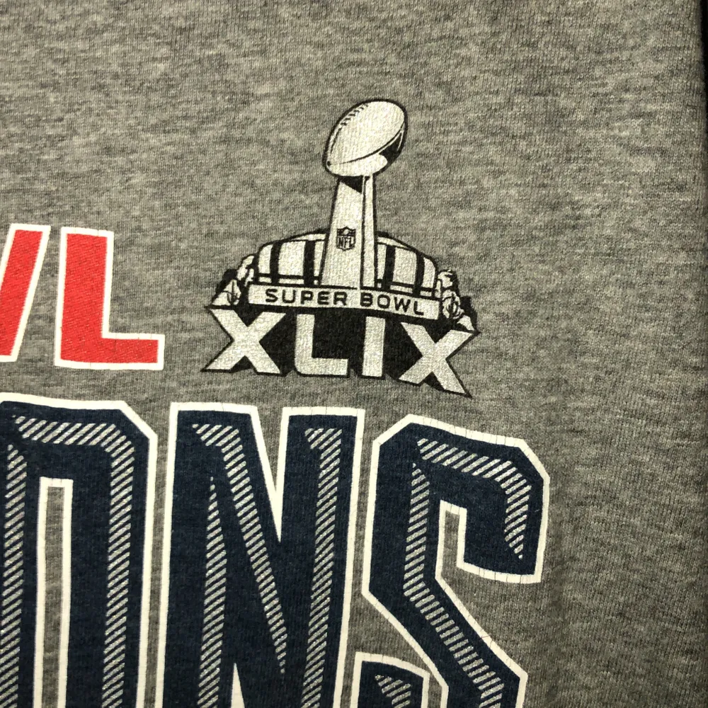 Grå New England Patriots T-Shirt. Storlek XL passar lite oversized. Skick 8/10.. T-shirts.