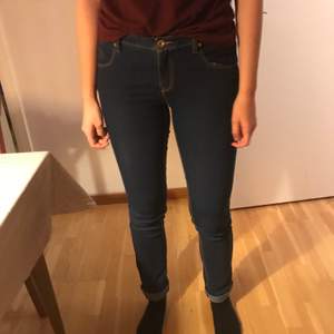 Lågmidjade jeans från ICHI. Storlek 28 i midjan och 34 i längden. Passar alltså dig som har långa ben och har svårt att hitta långa jeans. 