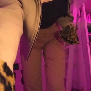 raka bruna byxor - köpta second hand så är osäker på storleken, skulle säga 32 men med en XS midja. raka ben och relativt strävt chokladbrunt tyg. så härliga! skriv för fler bilder :)