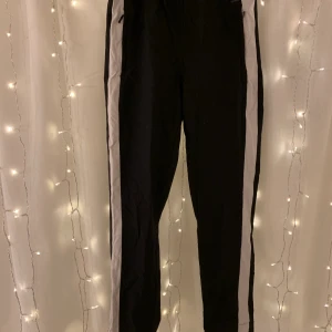 Byxor  - Byxor från Laurie i mycket fint skick! Använda Max 5 gånger, säljer pgr av att jag inte har användning av dom! Nypris 900! Vid intresse skriv så diskuteras pris. Köparen står för frakt 🤩