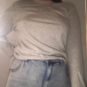 Långärmad tröja - En simpel fin tröja som är i Fint skick och knappt använd. Väldigt bekväm och passar till allt