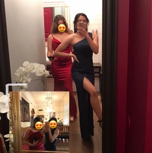 Marinblå balklänning med slits  - Köpte den på asos förra året för 1300kr. Har använt den en kväll när vi hade bal så skicket är 10/10. Storleken är 34/xs. Jag är 164cm lång och hade högklackade skor, klänningen nuddade ändå precis marken.