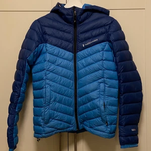 Peak performance jacka  - Peak jacka i mörk- och ljusblå! Sparsamt använd🤍