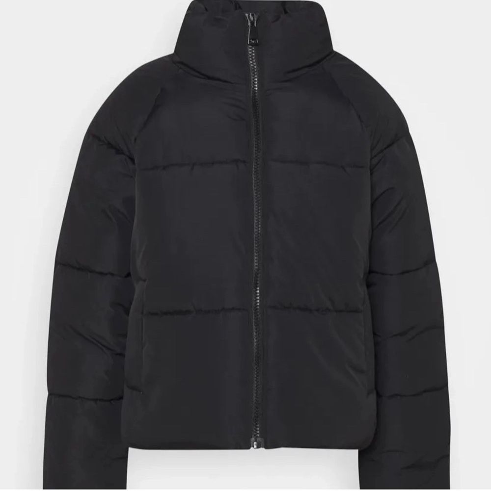 Hej! Säljer denna trendiga varma puffer jackan. Har använt den nu i några månader endast. Storlek M men passar även S! Köpt från JC, Jeans Company för 799kr men jag säljer den för endast 130kr. Jag säljer den eftersom jag har köpt en nya och denna inte kommer till användning! 😊. Jackor.