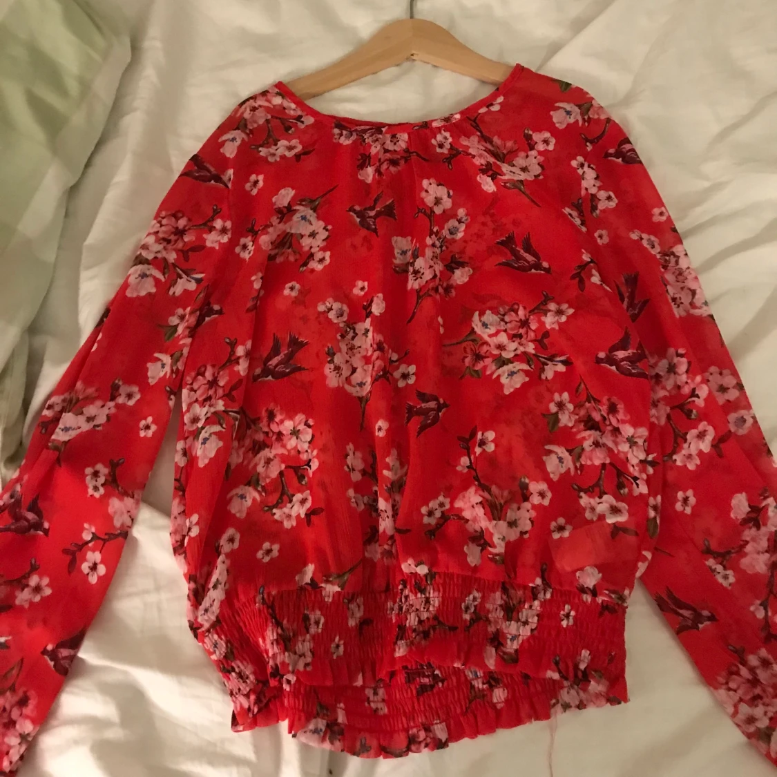 Blommig blus i färgen röd - 90