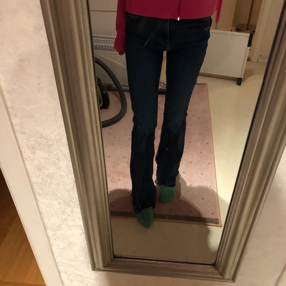 Mörkblåa bootcut jeans från bershka, jag är 174 och dem är inte överdrivet långa på mig, dem är stretchiga så dem passar 34-38. Jeans & Byxor.
