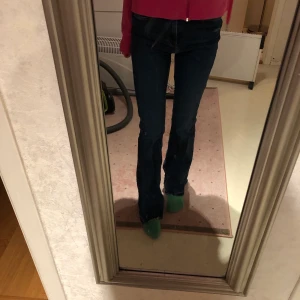 Bootcut jeans  - Mörkblåa bootcut jeans från bershka, jag är 174 och dem är inte överdrivet långa på mig, dem är stretchiga så dem passar 34-38