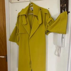 Lime gul kappa  - Helt ny, knappt använd och jätte fin färg som passar härligt till våren. Säljs för 150kr, bra kvalite samt skön material.
