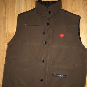 Canada Goose väst - Sparsamt använd, fint skick! Strlk S för herr. Pris kan säknas vid snabbaffär